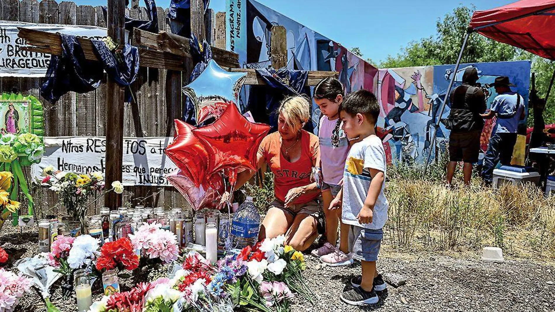 Comunidad migrante rindió homenaje a los migrantes encontrados en un traíler en San Antonio